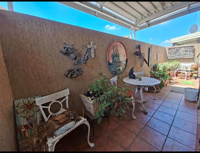 2 BEDROOM RETIREMENT UNIT FOR SALE IN THREE RIVERS